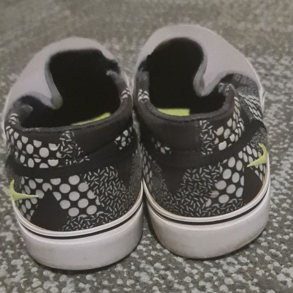 Nike Slip-Ons - Picture 3 of 4
